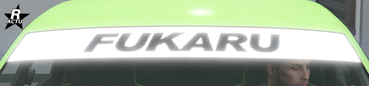 Vue rapprochée du pare-brise avant où le pare-soleil blanc avec l'inscription "Fukaru" est présent.
