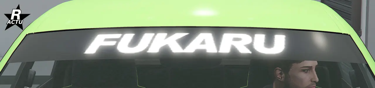 Vue rapprochée du pare-brise avant où le pare-soleil noir avec l'inscription "Fukaru" est présent.