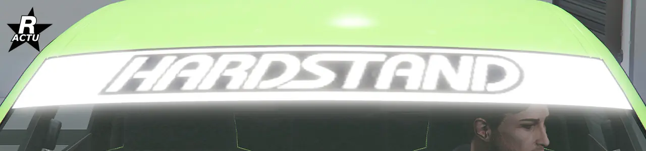 Vue rapprochée du pare-brise avant où le pare-soleil blanc avec l'inscription "Hardstand" est présent.