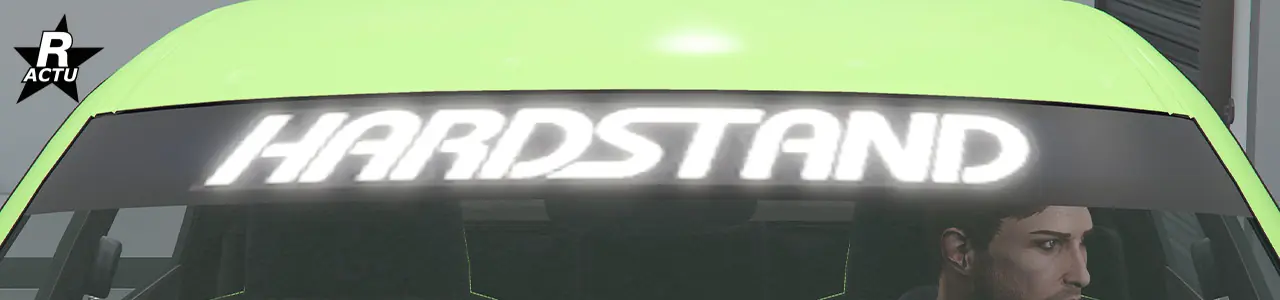 Vue rapprochée du pare-brise avant où le pare-soleil noir avec l'inscription "Hardstand" est présent.