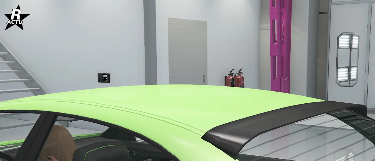 Aileron de toit noir, recouvrant la partie supérieure du pare-brise arrière.