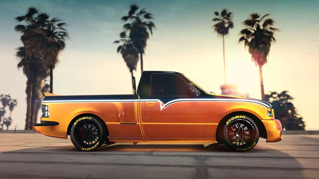 Image présentant la voiture Vapid Firebolt ASP sur son côté latéral. La photo du véhicule a été prise depuis la plage de Los Santos où un couché de soleil est visible à travers le véhicule et les palmiers en arrière plan. La carrosserie de la Firebolt ASP est peinte en orange et dispose du motif "Hot Rod bicolore" qui ajoute un vinyle noire qui recouvre le haut du véhicule. Une bande blanche fait la jonction entre le vinyle est la carrosserie apparente.