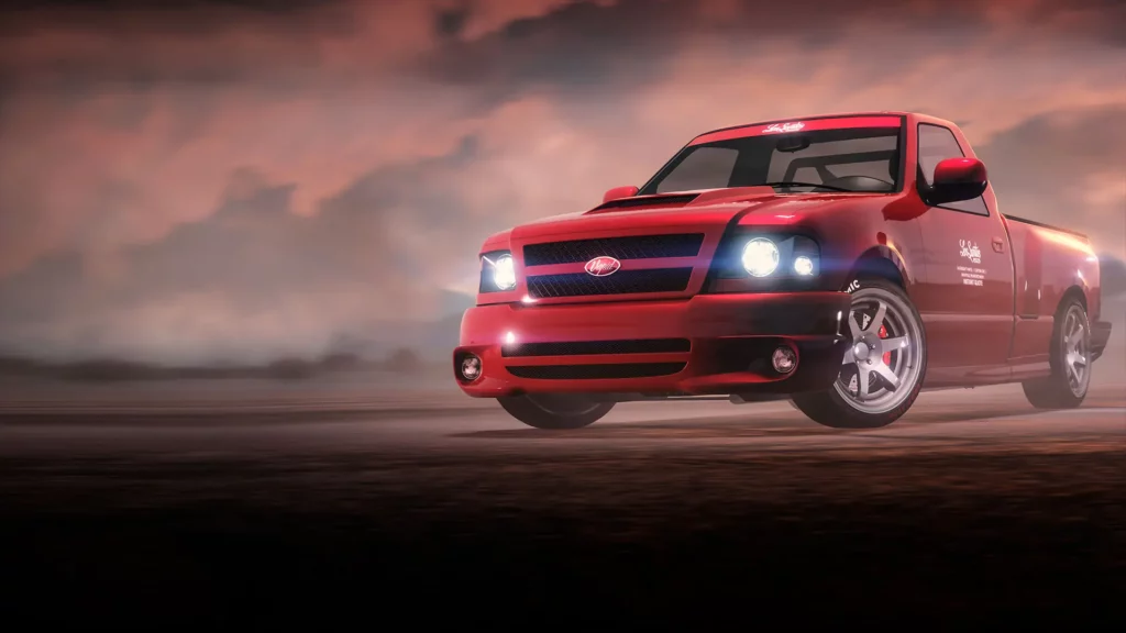 Vue avant de la voiture Vapid Firebolt ASP sur la piste de l'aérodrome de Sandy Shores. Le véhicule est peint en rouge et dispose du motif "Dépannage" sur sa carrosserie. Cette image de Rockstar Games fait clairement référence au premier film Fast & Furious où Brian O’Conner conduit une Ford SVT Lightning qui ressemble beaucoup à ce pick-up de GTA Online.