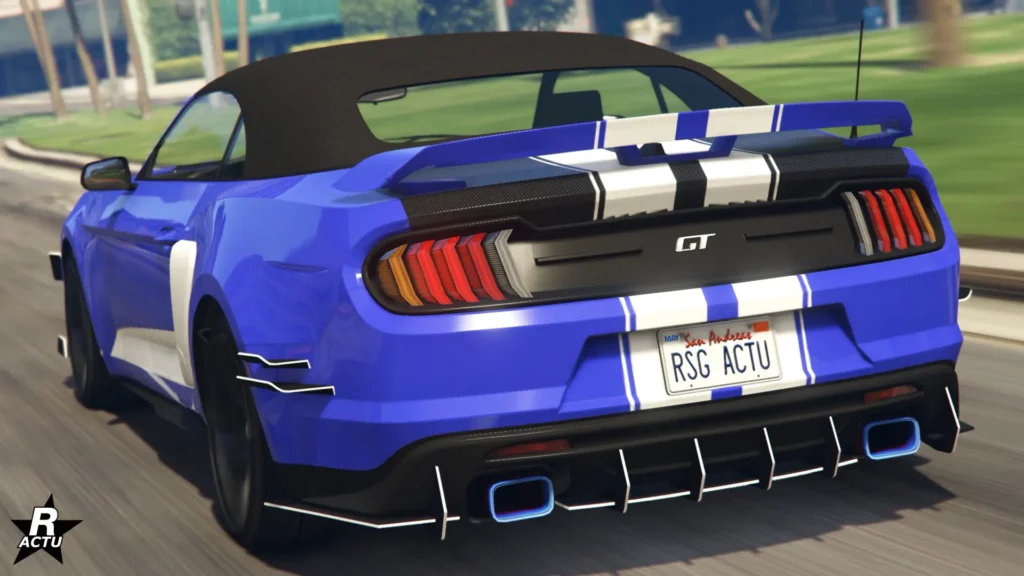 Image donnant un aperçu de l'arrière de la voiture Vapid Dominator GT dans le jeu vidéo GTA Online de Rockstar Games. La carrosserie est peinte en bleu et possède une décalcomanie d'une double bande blanche verticale, traversant le centre du coffre en fibres de carbone et le pare-chocs arrière, disposant d'un diffuseur de course avec des finitions blanches.