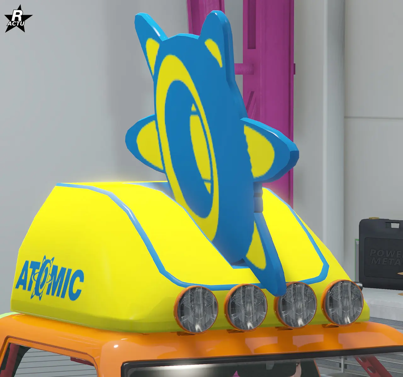 Option ajoutant un support de sponsorisation jaune aux bordures bleues sur le toit du véhicule, surmonté du logo Atomic (pneu jaune et bleu).