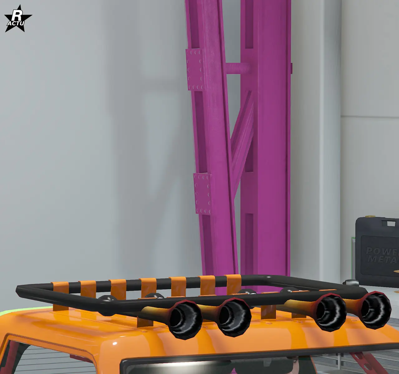 Option ajoutant un arceau noir carré sur le toit du véhicule, avec 4 klaxons orientés vers l'avant.