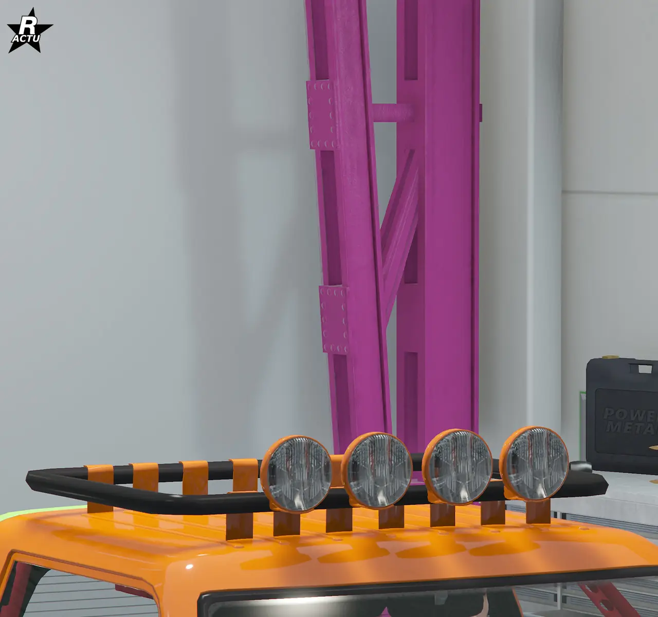 Option ajoutant un arceau noir carré sur le toit, ainsi que quatre phares circulaires.