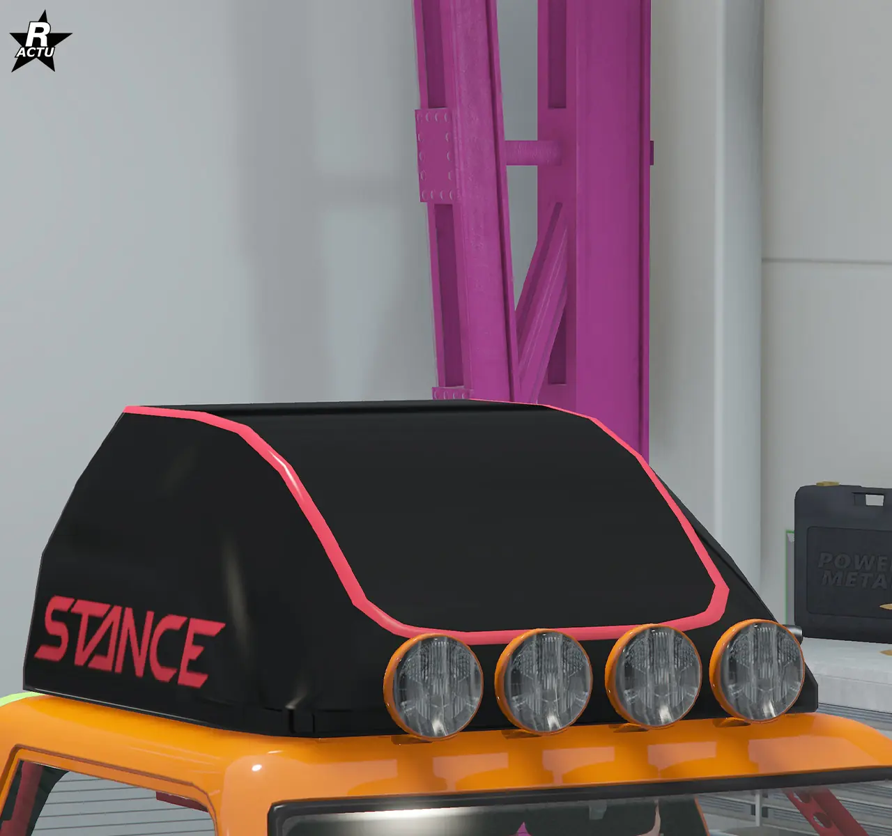 Option ajoutant un coffre de toit noir avec une fine bande rouge et l'inscription Stance, en référence au tuning Stance Andreas.