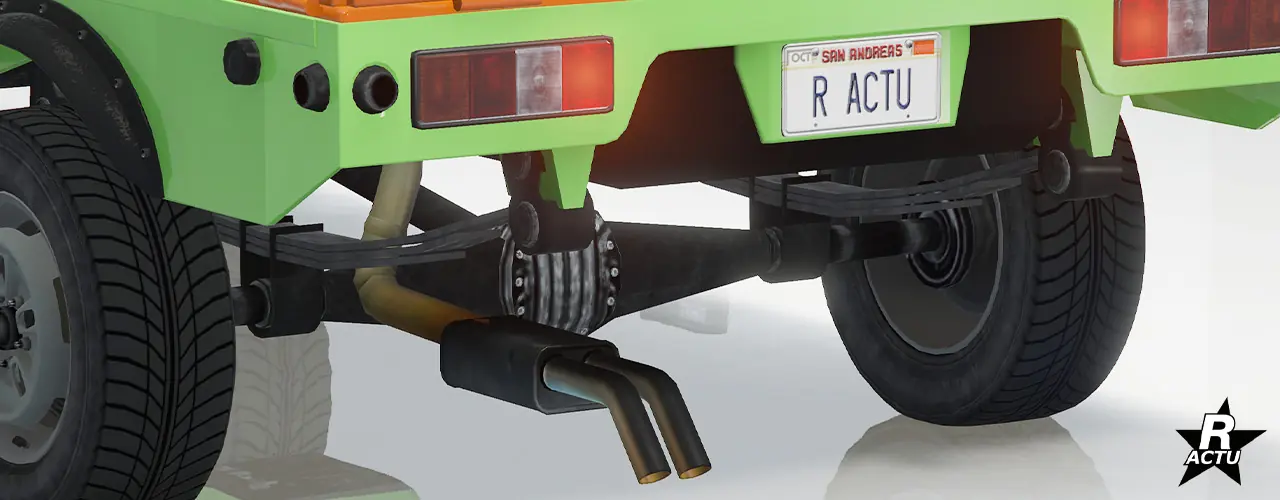 Pot d'échappement rectangulaire avec deux tubes de sorties coudés vers le bas sous le pare-chocs arrière.