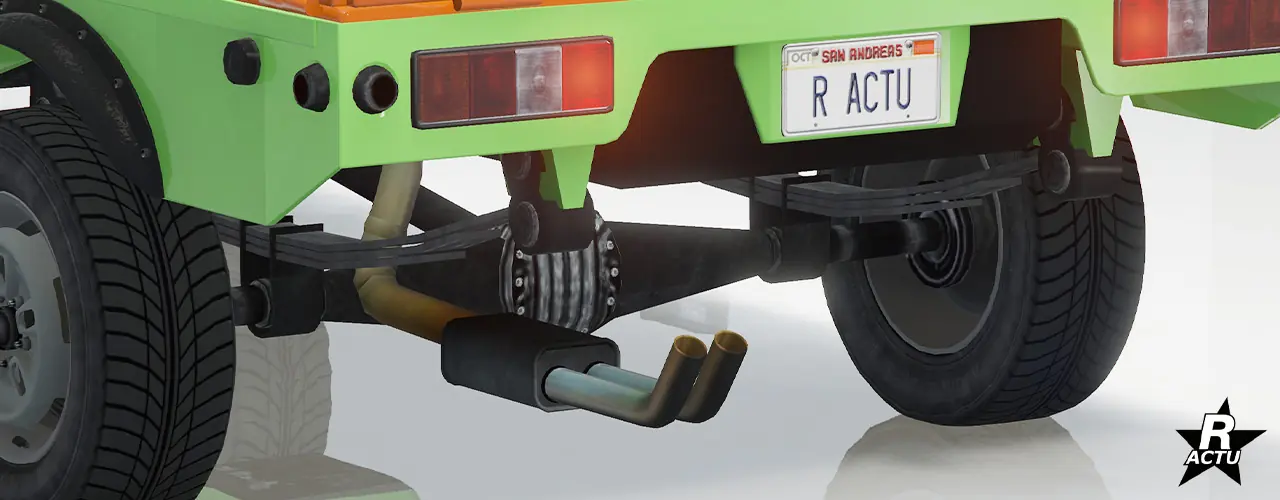 Pot d'échappement rectangulaire avec deux tubes de sorties coudés vers le haut sous le pare-chocs arrière.