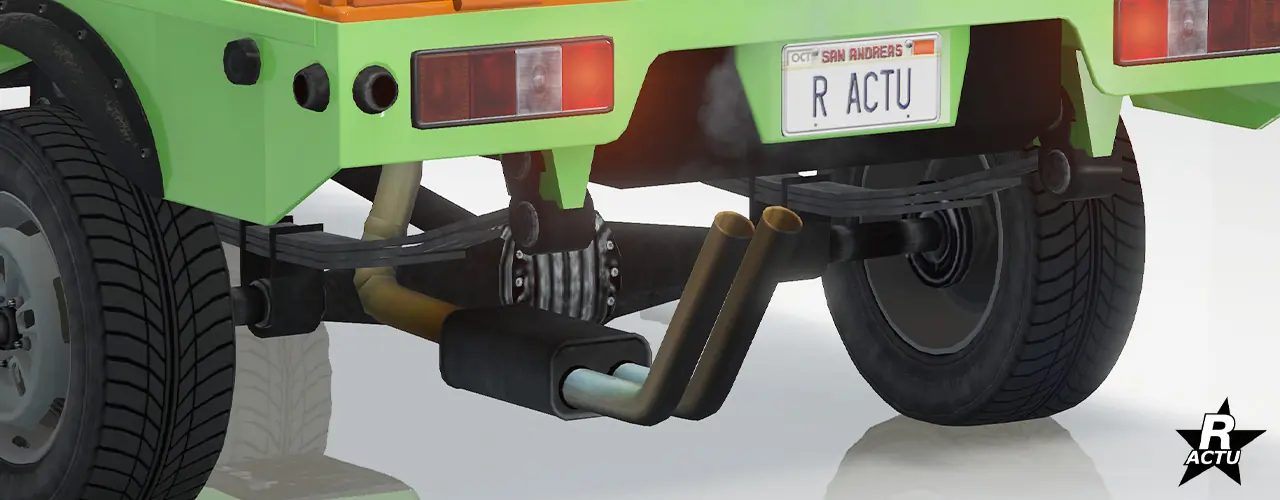 Pot d'échappement rectangulaire avec deux grands tubes de sorties coudés vers le haut sous le pare-chocs arrière.