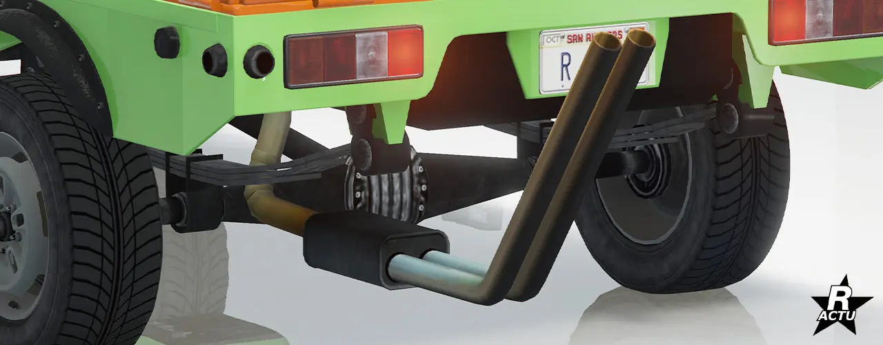 Pot d'échappement rectangulaire avec deux très grands tubes de sorties coudés vers le haut sous le pare-chocs arrière.