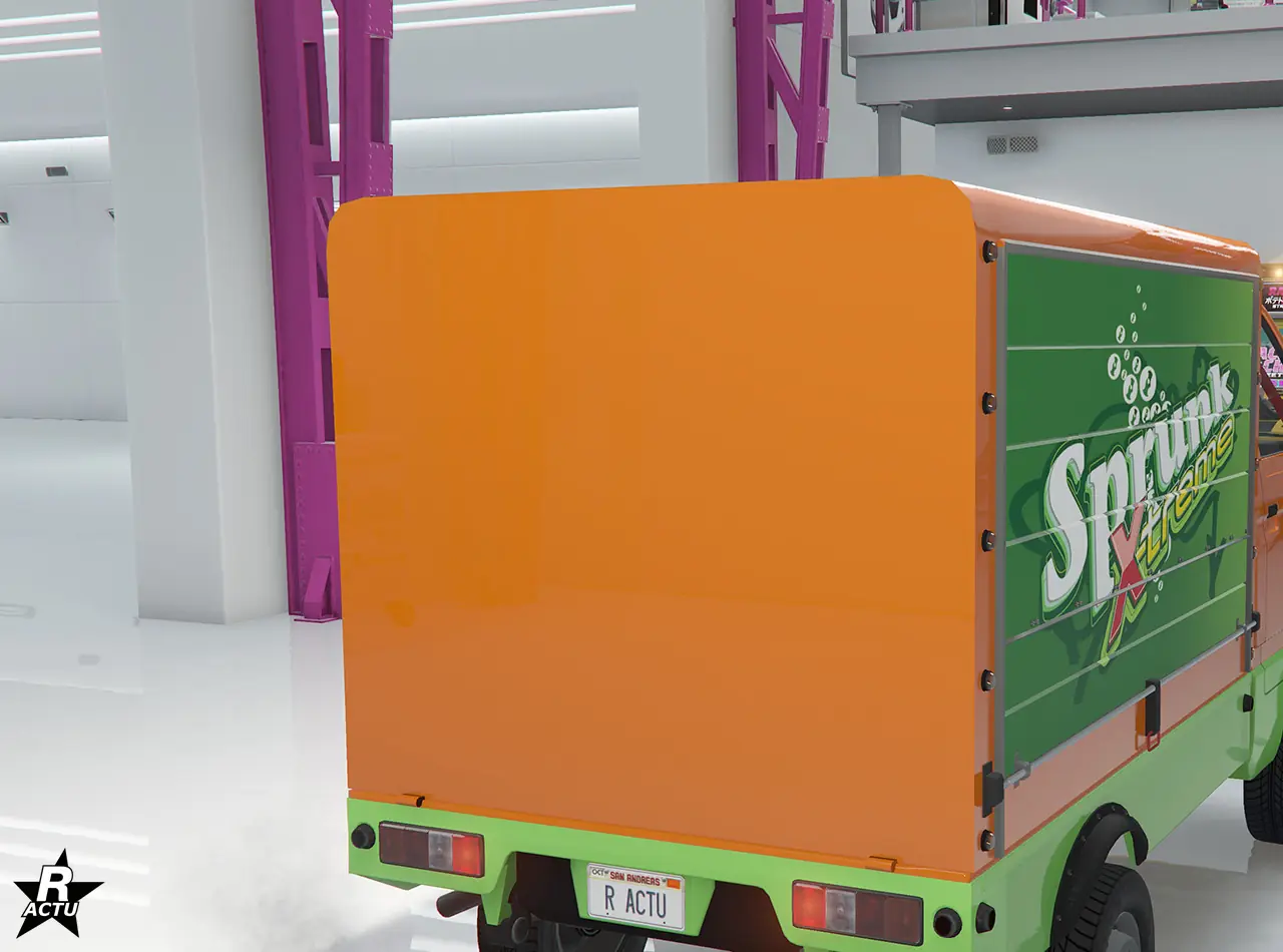 Option de personnalisation, remplaçant le plateau arrière de la camionnette, par une benne de stockage avec volets déroulant latéraux vert surmontés du logo de la boisson gazeuse « Sprunk ».