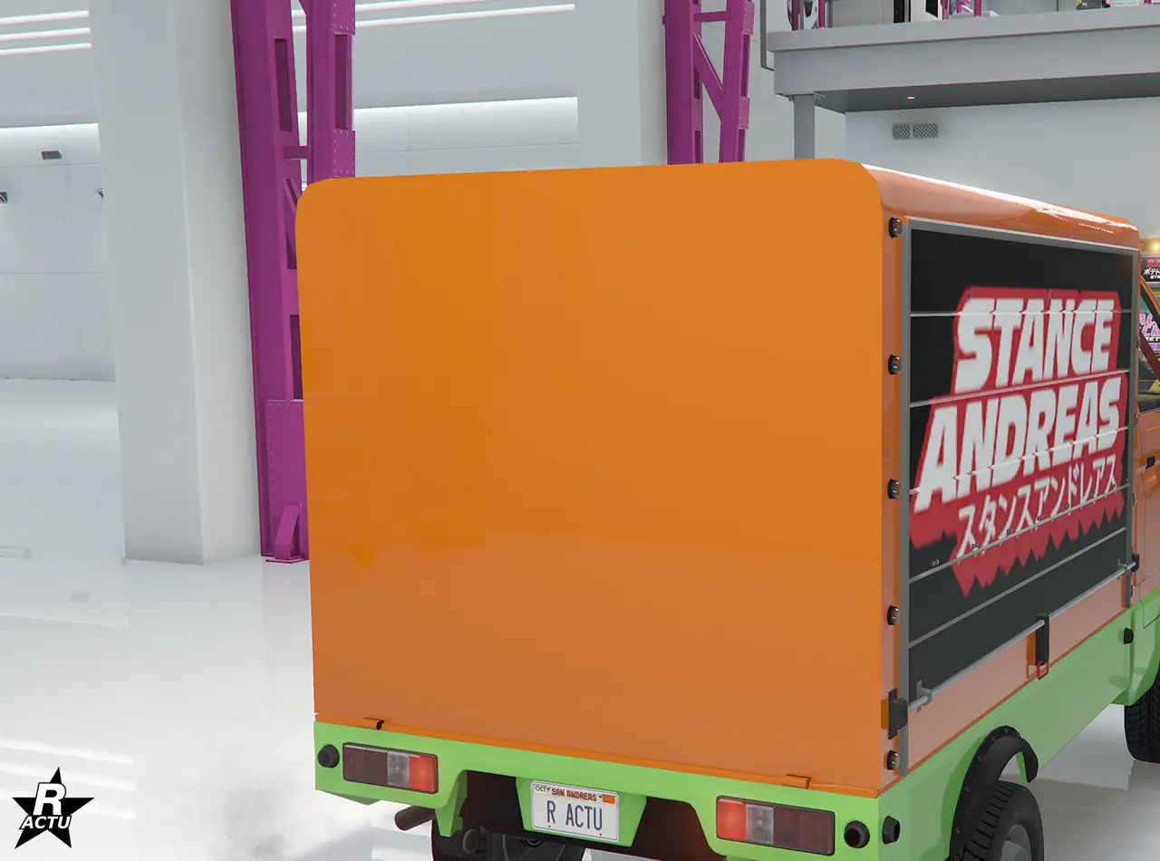 Option de personnalisation, remplaçant le plateau arrière de la camionnette, par une benne de stockage avec volets déroulant latéraux noir surmontés du logo de voitures tuning « Stance Andreas ».