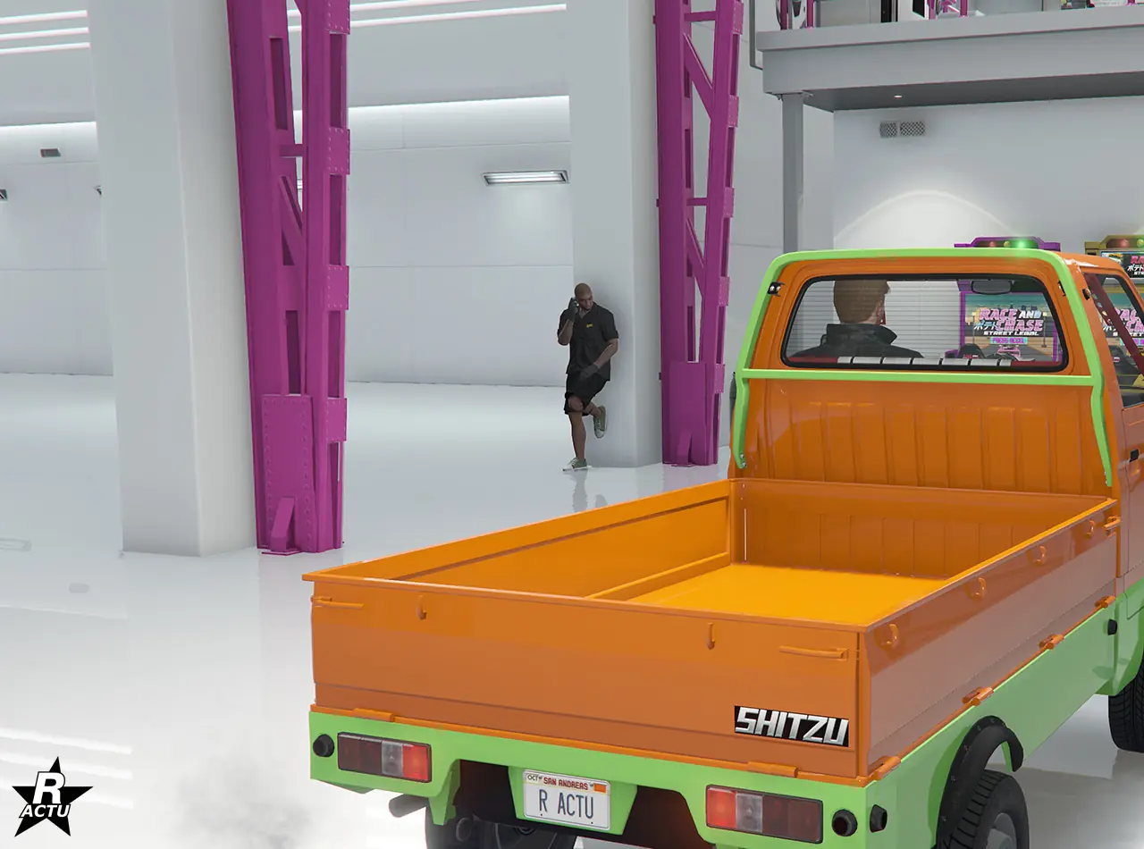 Vue rapprochée du plateau arrière de série de la camionnette.