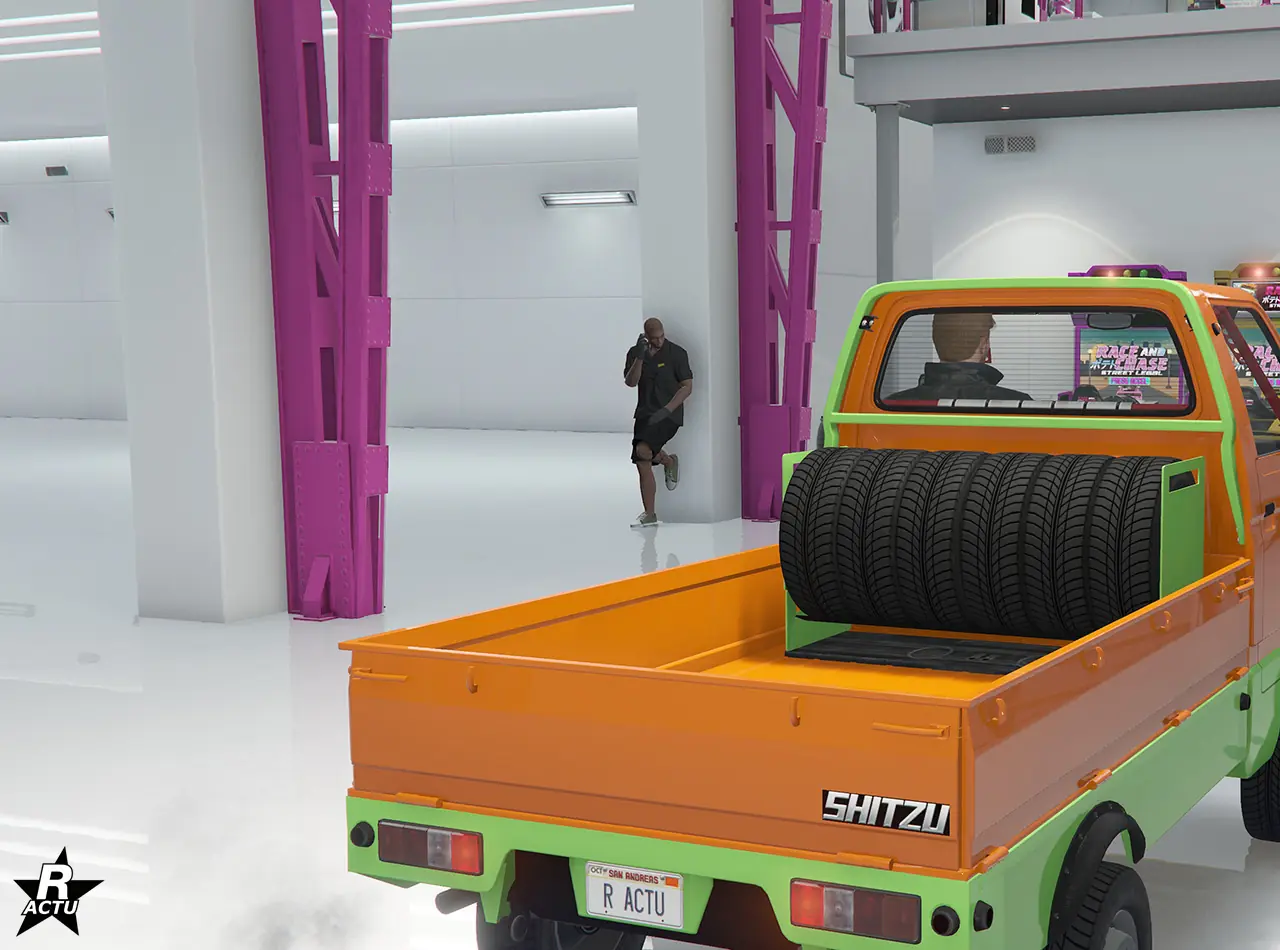 Option ajoutant un support couleur secondaire pour des pneus , dans le plateau arrière de la camionnette, contre la cabine conducteur.