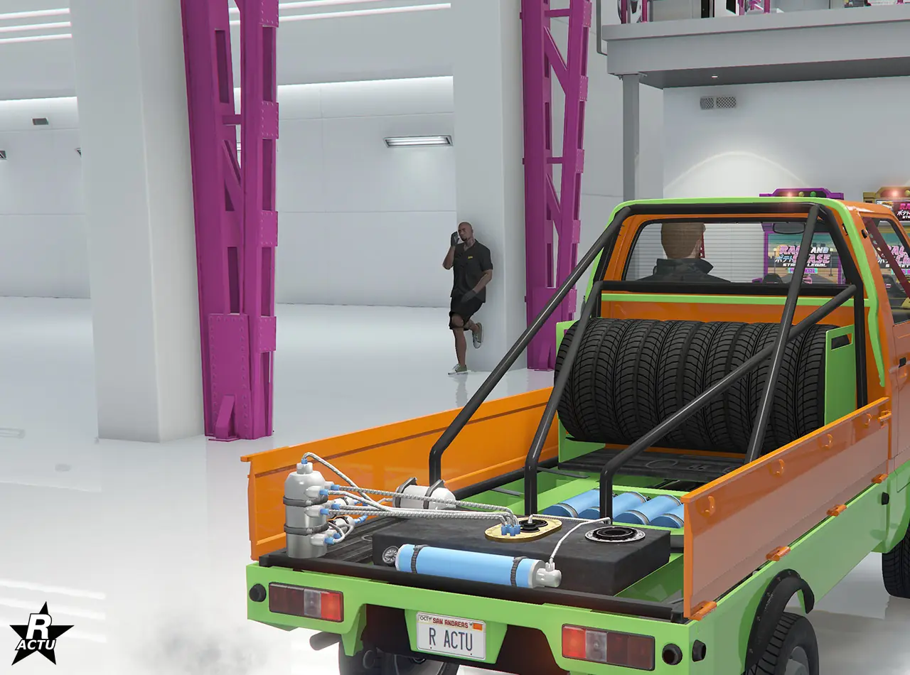 Option ajoutant des arceaux de sécurité noir faisant la jonction entre le plateau arrière et la cabine de la camionnette, où entre les arceaux, un support couleur secondaire pour des pneus s'y trouve. Également, cette option retire le sol du plateau pour laisser apparaître différentes customisations de tuning et l'abattant arrière du plateau a été retiré, donnant une meilleure vue sur les accessoires de tuning.