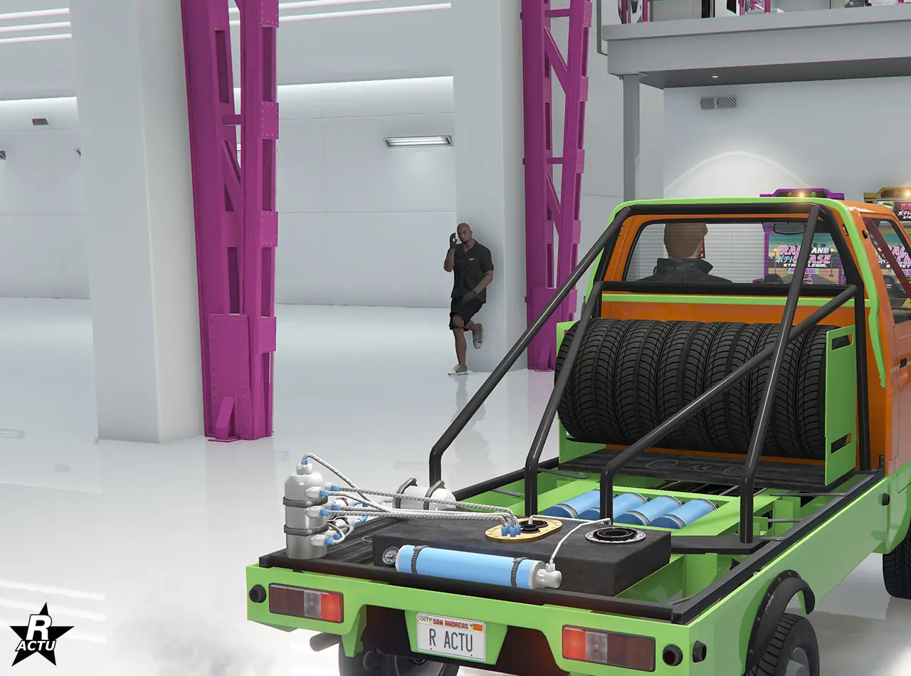 Option ajoutant des arceaux de sécurité noir faisant la jonction entre le plateau arrière et la cabine de la camionnette, où entre les arceaux, un support couleur secondaire pour des pneus s'y trouve. Également, cette option retire le sol du plateau pour laisser apparaître différentes customisations de tuning. L'abattant arrière et ceux des côtés latéraux du plateau, ont été retirés, donnant vue intégrale sur les accessoires de tuning.