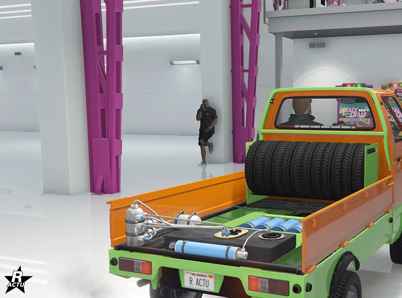 Option ajoutant des arceaux de sécurité noir faisant la jonction entre le plateau arrière et la cabine de la camionnette. Également, cette option retire le sol du plateau pour laisser apparaître différentes customisations de tuning et l'abattant arrière du plateau a été retiré, donnant une meilleure vue sur les accessoires de tuning.