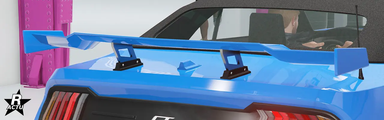 Option ajoutant un aileron de course aérodynamique de petite taille, peint dans la couleur principale avec ses attaches de fixations chromées, au-dessus du coffre de la voiture.