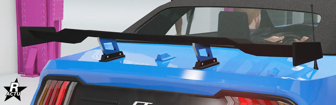 Option ajoutant un aileron de course aérodynamique de petite taille en plastique noir, avec ses attaches de fixations chromées, au-dessus du coffre de la voiture.