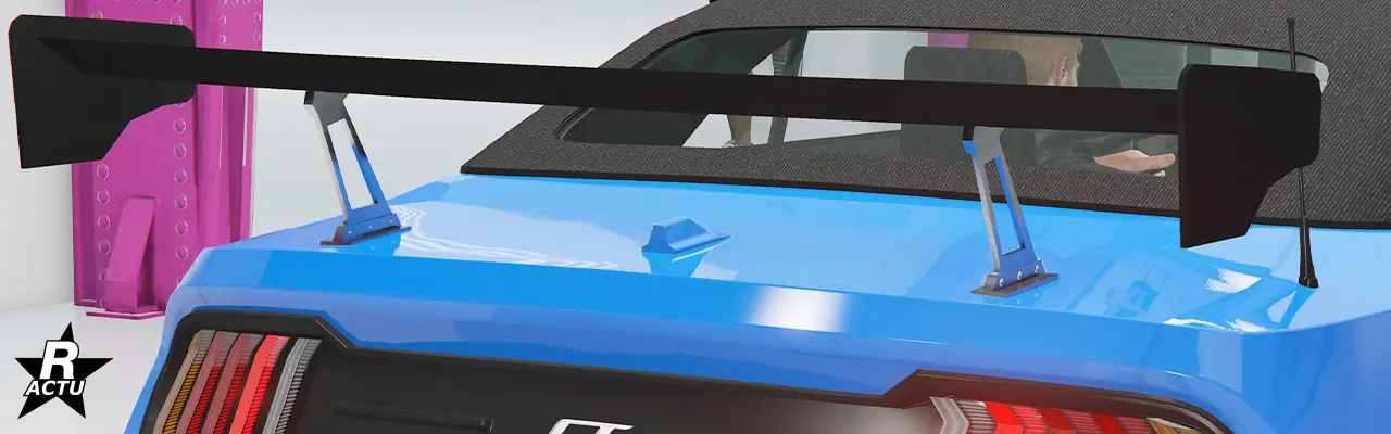 Option ajoutant un aileron de course imposant en plastique noir avec son système de fixation chromé, au-dessus du coffre de la Vapid Dominator GT.