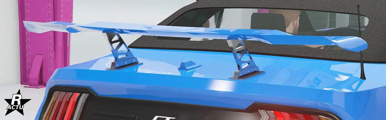 Option ajoutant un aileron de course aérodynamique de petite moyenne, peint dans la couleur principale avec ses attaches de fixations chromées, au-dessus du coffre de la grosse cylindrée.