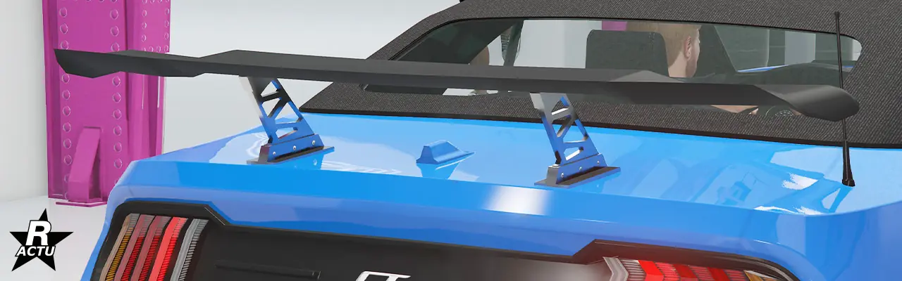 Option ajoutant un aileron de course aérodynamique de petite moyenne en plastique noir, avec ses attaches de fixations chromées, au-dessus du coffre de la grosse cylindrée.