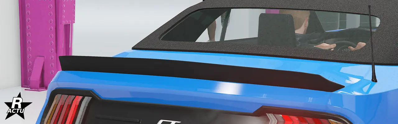 Option d'un petit aileron aérodynamique en plastique noir, sur le coffre du véhicule.