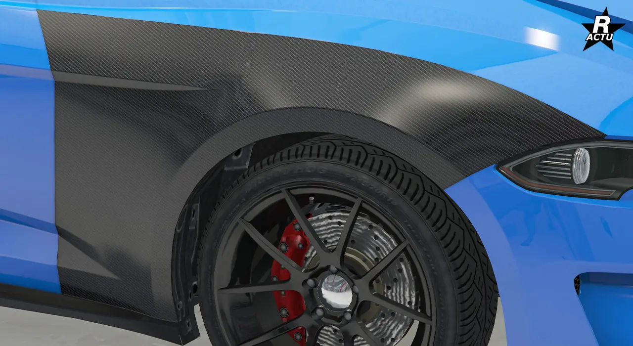 Aile avant de série en fibres de carbone noires au niveau des roues avant du véhicule.