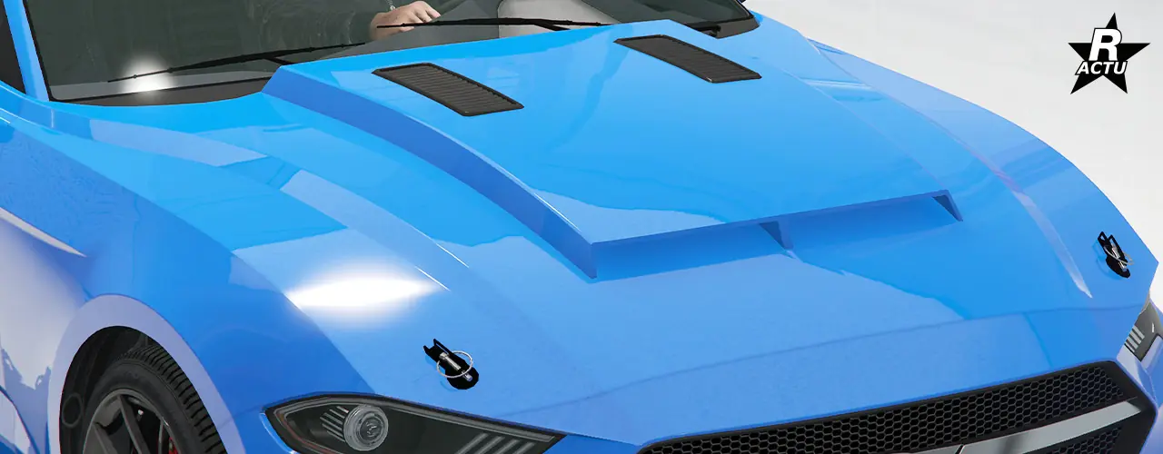 Capot peint dans la couleur principale, avec une partie centrale surélevée formant une double prise d'air, avec deux grilles d'aérations noires rectangulaires et verticales à l'arrière de cette partie surélevée. Au niveau de la partie avant, une attache noire est présent à la fois du côté gauche et du côté droit du capot.