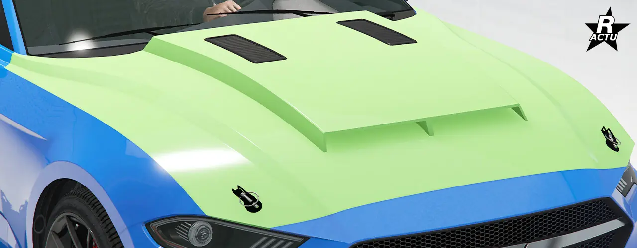 Capot peint dans la couleur secondaire, avec une partie centrale surélevée formant une double prise d'air, avec deux grilles d'aérations noires rectangulaires et verticales à l'arrière de cette partie surélevée. Au niveau de la partie avant, une attache noire est présent à la fois du côté gauche et du côté droit du capot.