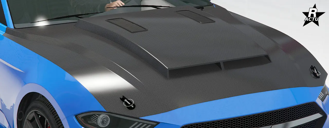Capot en fibres de carbone noires, avec une partie centrale surélevée formant une double prise d'air, avec deux grilles d'aérations noires rectangulaires et verticales à l'arrière de cette partie surélevée. Au niveau de la partie avant, une attache noire est présent à la fois du côté gauche et du côté droit du capot.