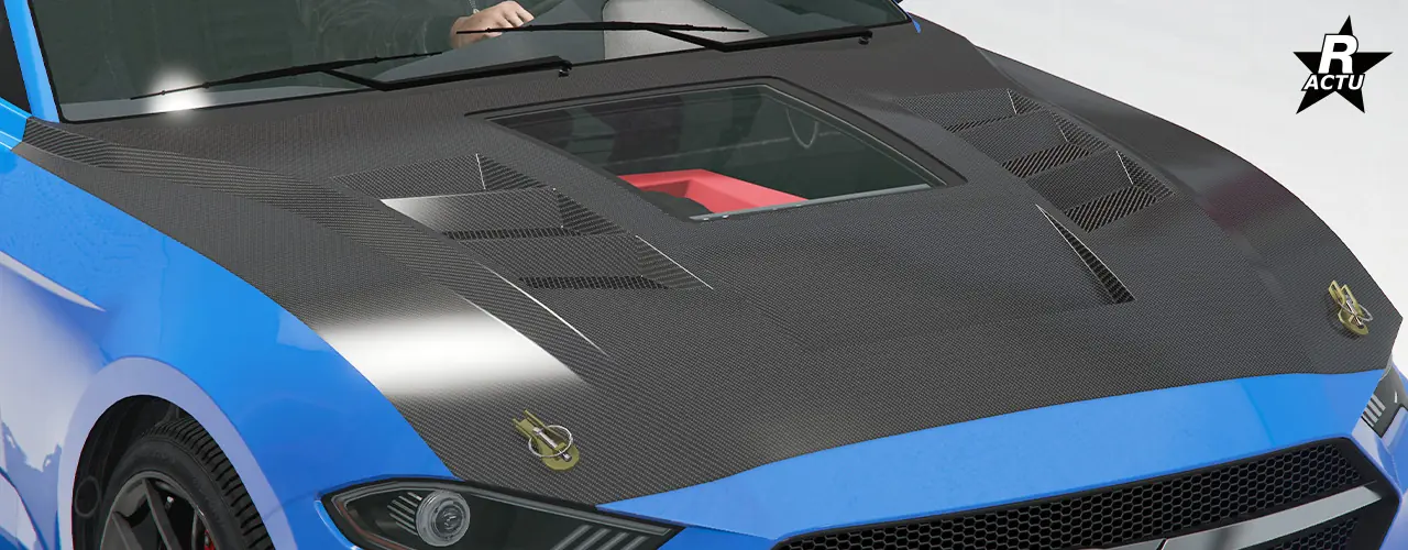 Option de capot en fibres de carbone noires, avec un alignement de 3 grilles d'aérations au niveau du côté droit et au niveau du côté gauche du capot, avec entre une vitre en verre donnant un visuel sur le moteur du véhicule. À l'avant du capot, une attache est présente de chaque côté.