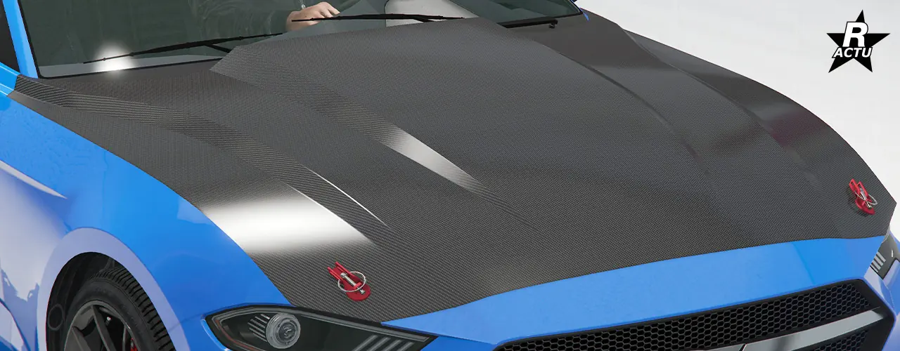 Option de capot en fibres de carbone noires, bombé vers le haut pour la partie centrale, avec deux attaches rouges au niveau de la partie inférieure du côté droit et gauche du capot.