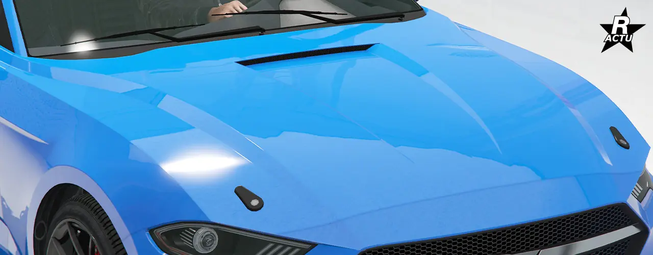 Capot couleur principale avec un affaissement au centre donnant sur une large ventilation rectangulaire. Sur la partie avant, une attache capot noire rectangulaire se trouve du côté droit et du côté gauche.