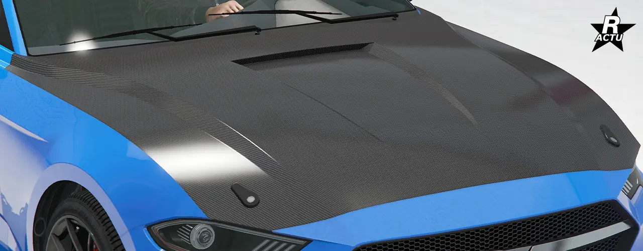 Capot couleur secondaire avec un affaissement au centre donnant sur une large ventilation rectangulaire. Sur la partie avant, une attache capot noire rectangulaire se trouve du côté droit et du côté gauche.