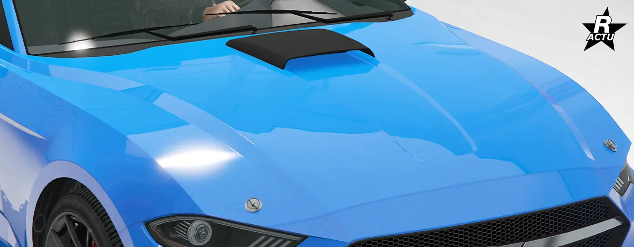 Capot couleur principale avec une grande prise d'air noire sur la partie centrale arrière du capot, où des attaches circulaires chromées sont présentes du côté droit et gauche à l'avant du capot, au niveau des phares.