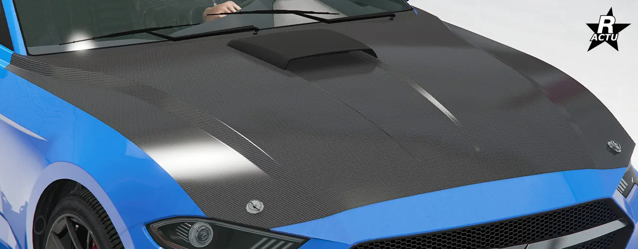 Capot en fibres de carbone noires avec une grande prise d'air noire sur la partie centrale arrière du capot, où des attaches circulaires chromées sont présentes du côté droit et gauche à l'avant du capot, au niveau des phares.