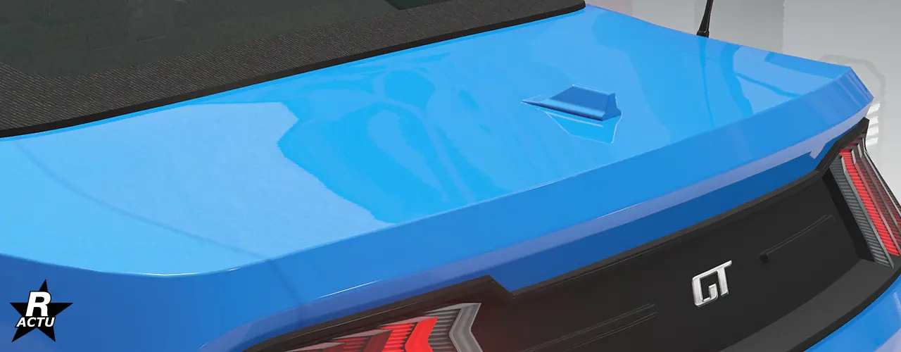 Vue rapprochée du coffre de la voiture Vapid Dominator GT. Le coffre est peint dans la couleur principale et dispose d'une petite aile en son centre.