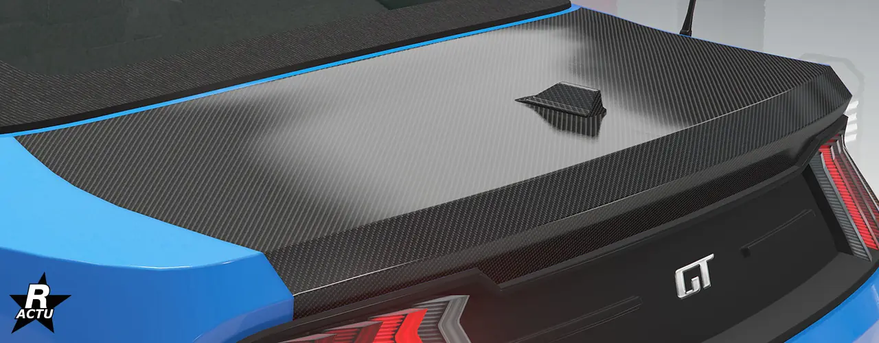 Vue rapprochée du coffre de la voiture Vapid Dominator GT. Le coffre est fait de fibres de carbone noirs et dispose d'une petite aile en son centre.