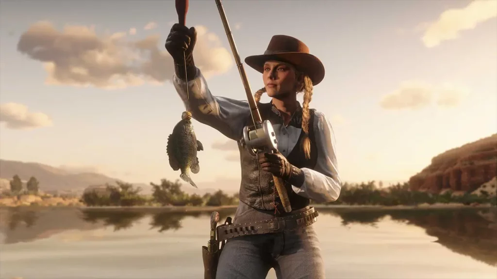 Un joueur de Red Dead Online au bord d'une rivière, avec une canne à pêche dans les main, tout en sortant un poisson qui a été pêché.
