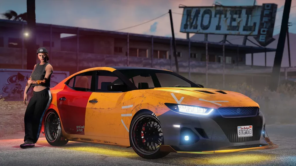 Image présentant une vue avant de la berline japonaise Annis Minimus devant le motel de Sandy Shores. Le véhicule est peint en jaune et dispose du motif de carrosserie « Grande énergie Minimus ». Ce skin ajoute un effet bas de gamme à la voiture, avec un sticker rouge recouvrant intégralement la porte arrière passager, lui donnant un effet d'une porte d'occasion qui n'est pas de la bonne couleur. Cela ajoute également des scotchs un peu partout pour donner un effet de réparation de fortune.