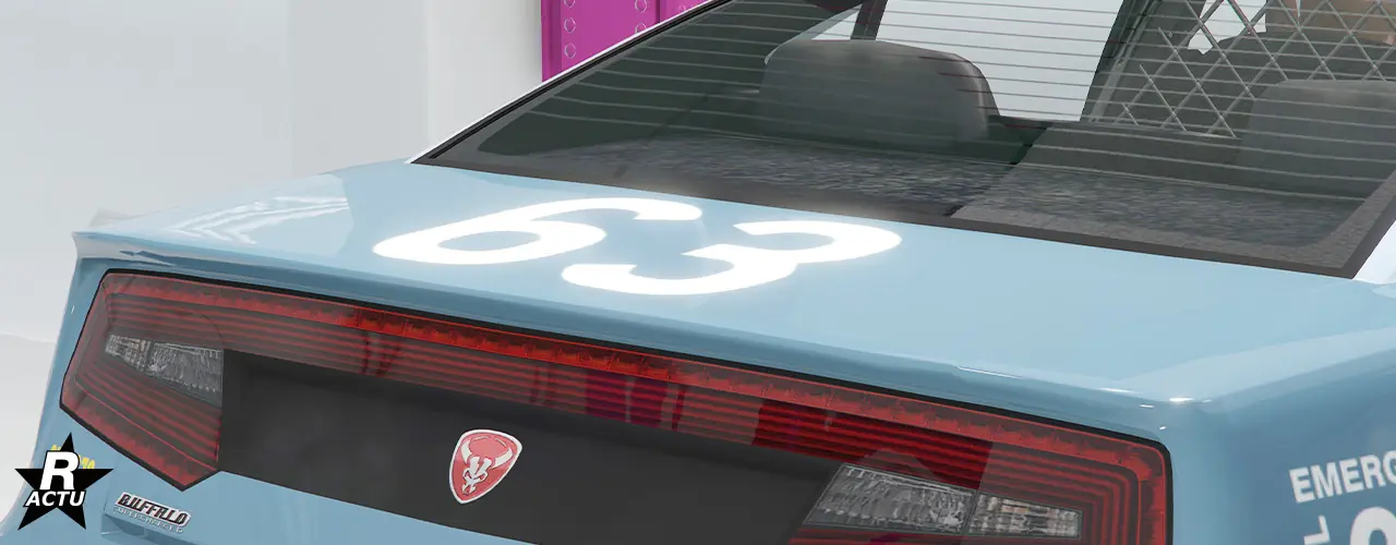Aucun aileron dé série sur le coffre de la voiture.