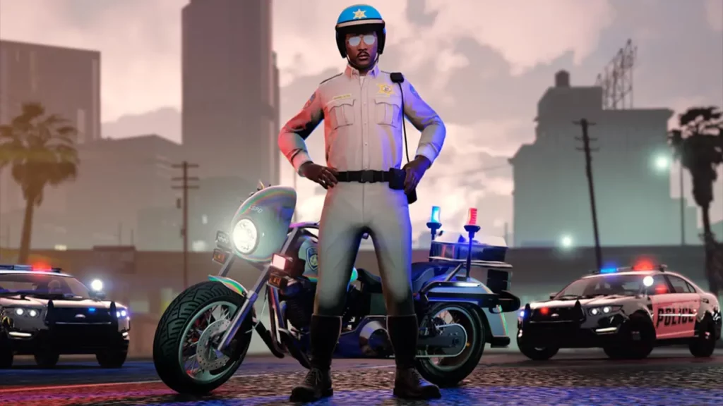 Un joueur de GTA Online portant la tenue de police de l'unité motorisée "Police des autoroutes Hiver" avec en arrière plan une moto de police et deux voitures de flics.