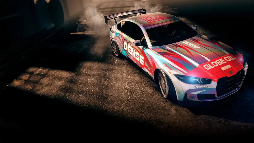 Voiture allemande de type sportive dans un entrepôt sombre dans le jeu vidéo GTA Online. La carrosserie du véhicule est peinte en gris métallisé, avec des décalcomanies rouges de courses automobiles.