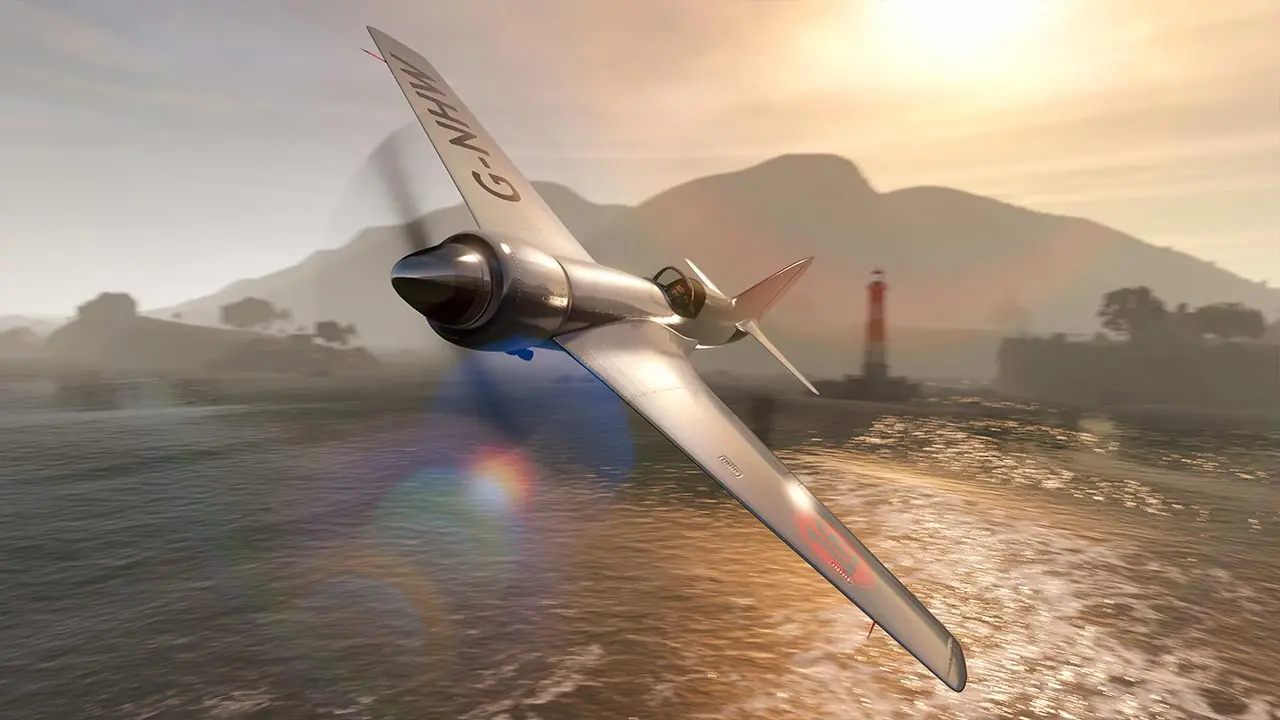 Avion de voltige Buckingham Howard NX-25 survolant le phare du Mont Gordo sous un couché de soleil dans le jeu vidéo Grand Theft Auto Online.