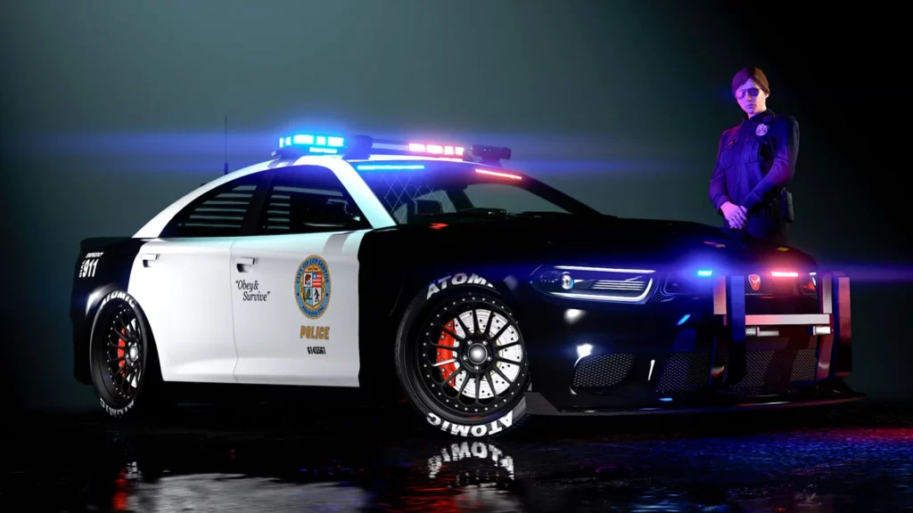Image présentant l'avant de la voiture de force de l'ordre "Buffalo STX de poursuite". Le véhicule est peint en noir et blanc comme la plupart des voitures de police au États-Unis. Ses gyrophares bleus et rouges sont allumés et un joueur de GTA Online habillé d'une tenue de flic est adossé sur le capot.