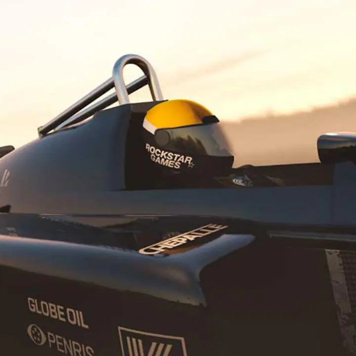 Un joueur portant le casque Rockstar Games.