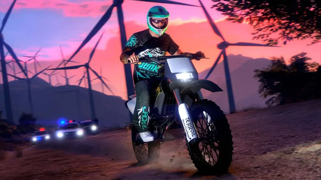 Un joueur de GTA Online sur une moto tout-terrain avec les vêtements GTA+ du mois de mai 2026. Il s'agit du T-shirt Junk x Jackal et du pantalon Junk x Jackal large.